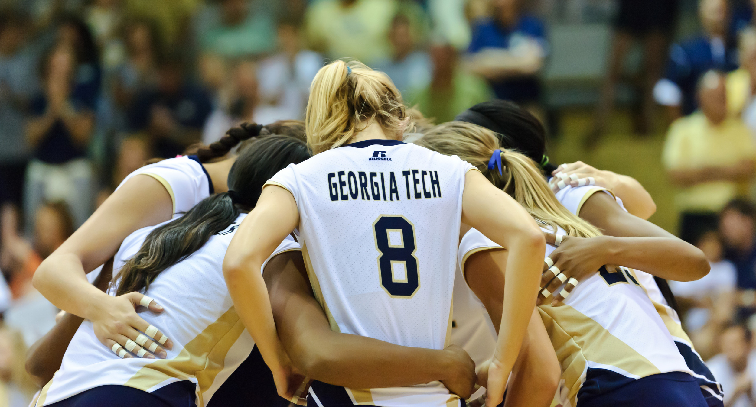 The starters huddle before the match.
