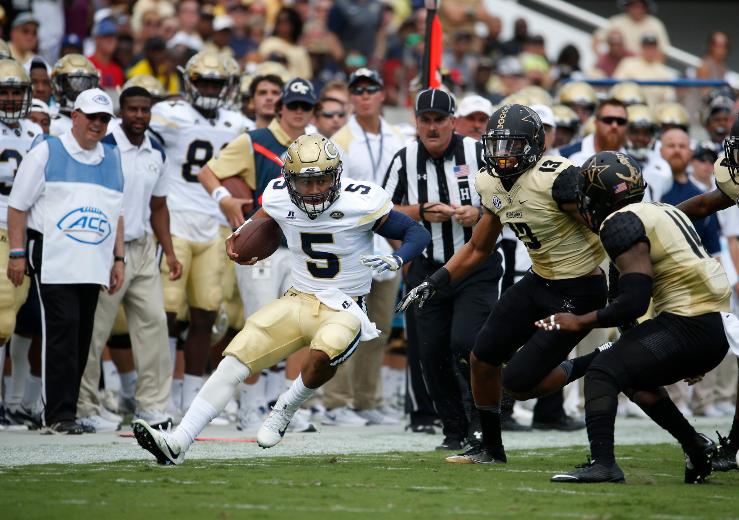 Yellow Jackets quarterback Justin Thomas (5) runs for a first down in the first quarter. Jason Getz-USA TODAY Sports