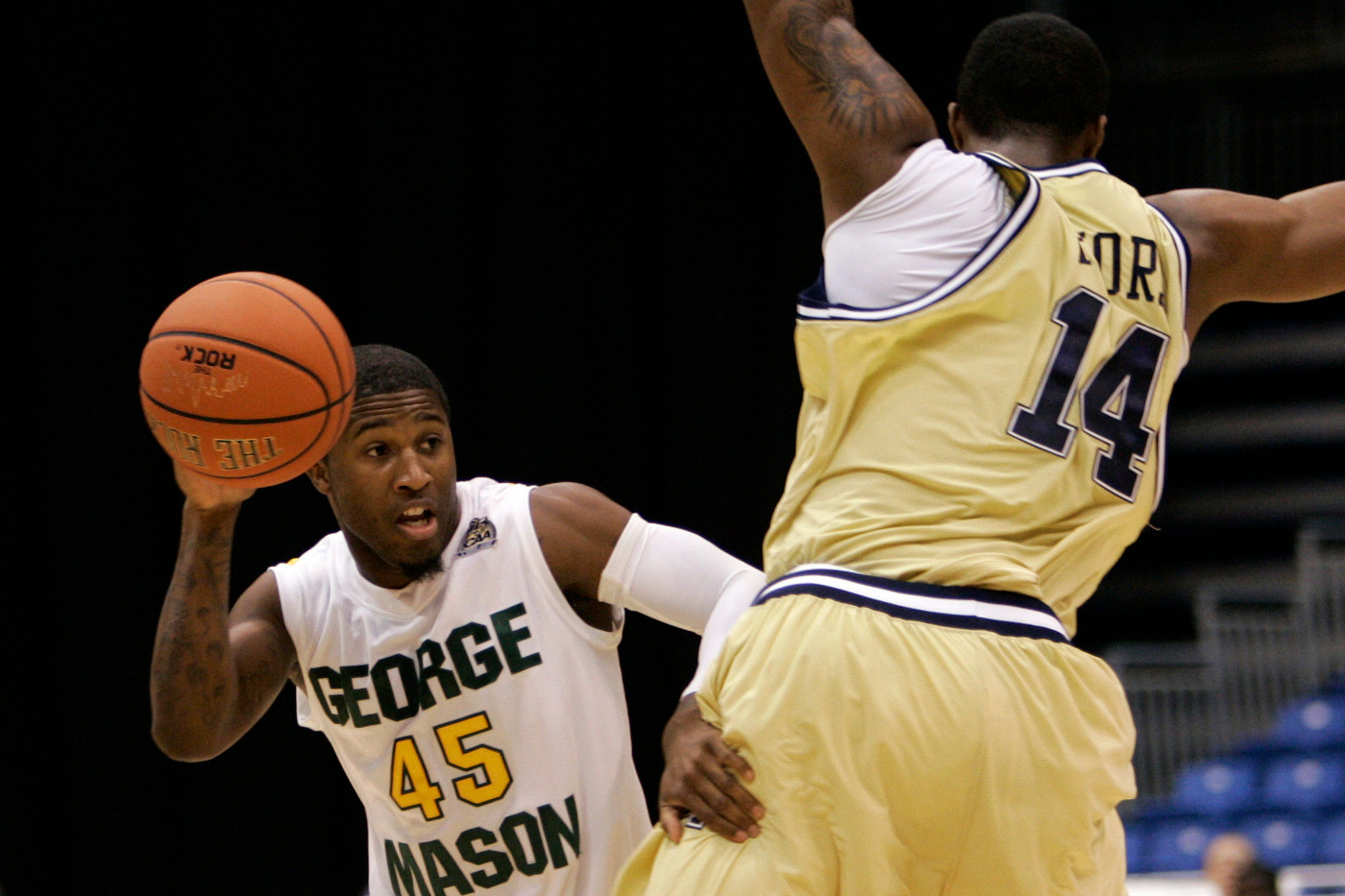 George Mason&acirc;?<sup>TM</sup>s Andre Cornelius, left, pushes Georgia Tech&acirc;?<sup>TM</sup>s Derrick Favors while driving the ball during the first half. (AP Photo/Ricardo Arduengo)