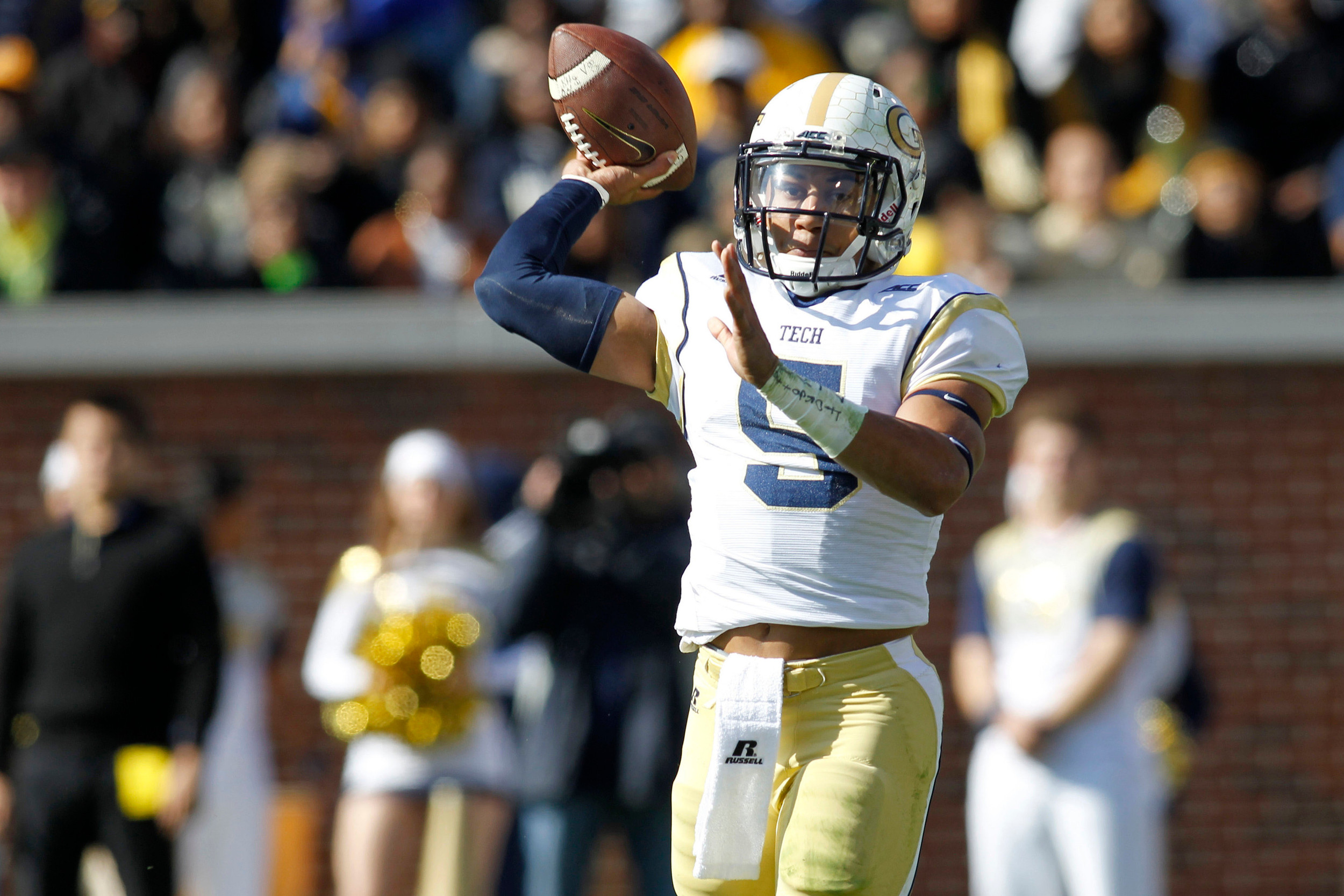 Yellow Jackets quarterback Justin Thomas (5) throws the ball against the Clemson Tigers (Brett Davis-USA TODAY Sports)